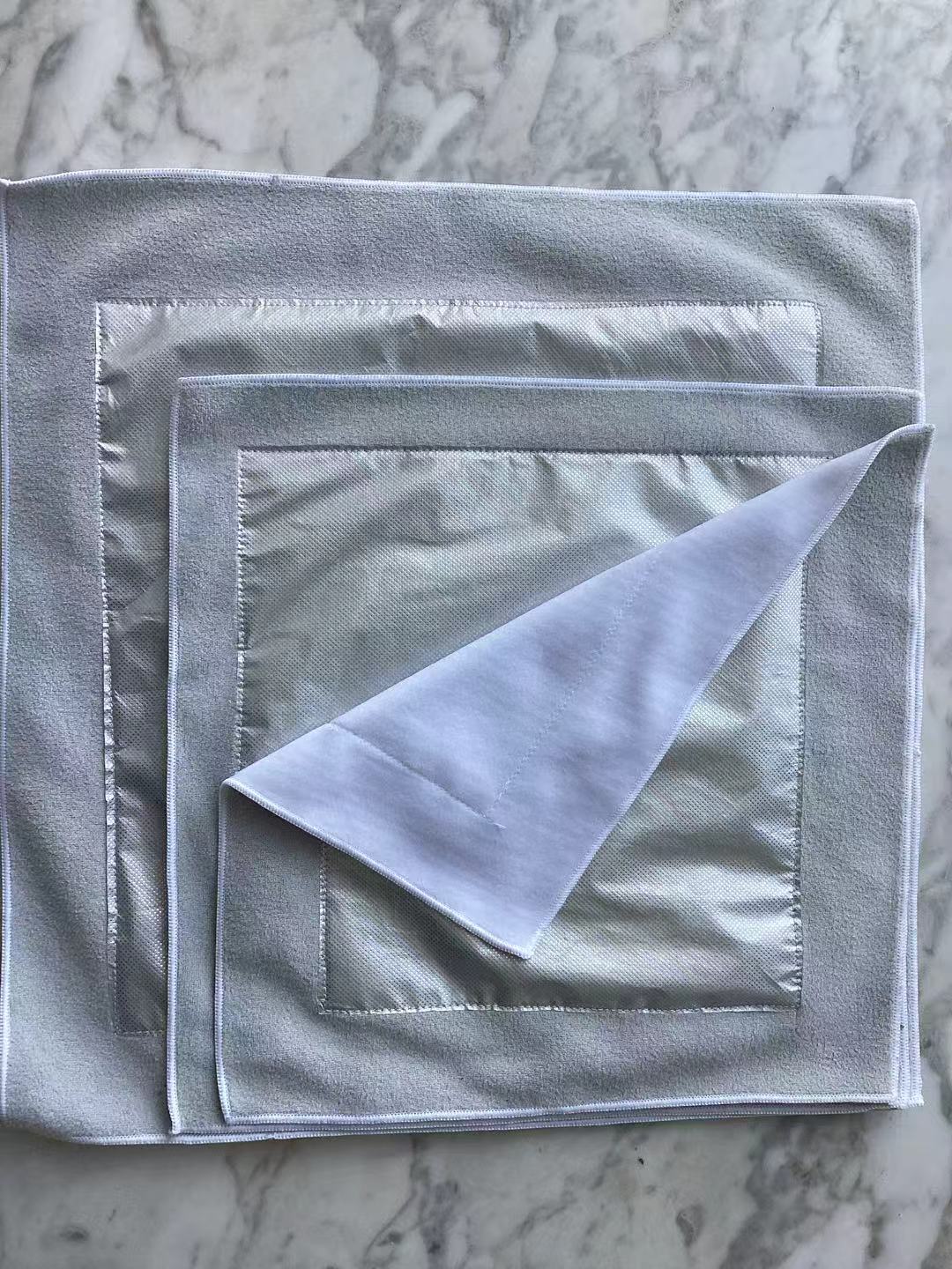 Self-adhesive cloth with Aluminum film