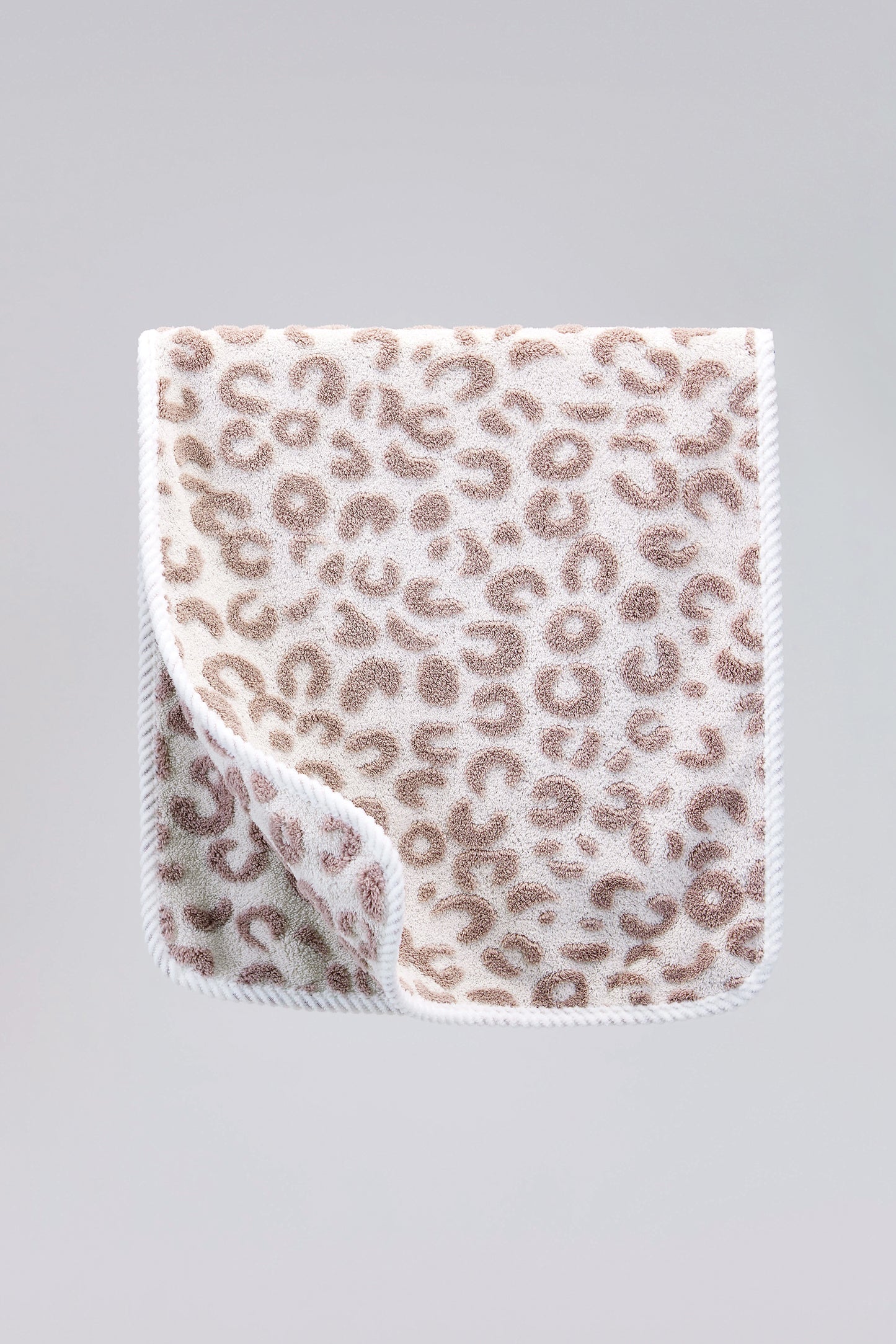 Jacquard leopard towel