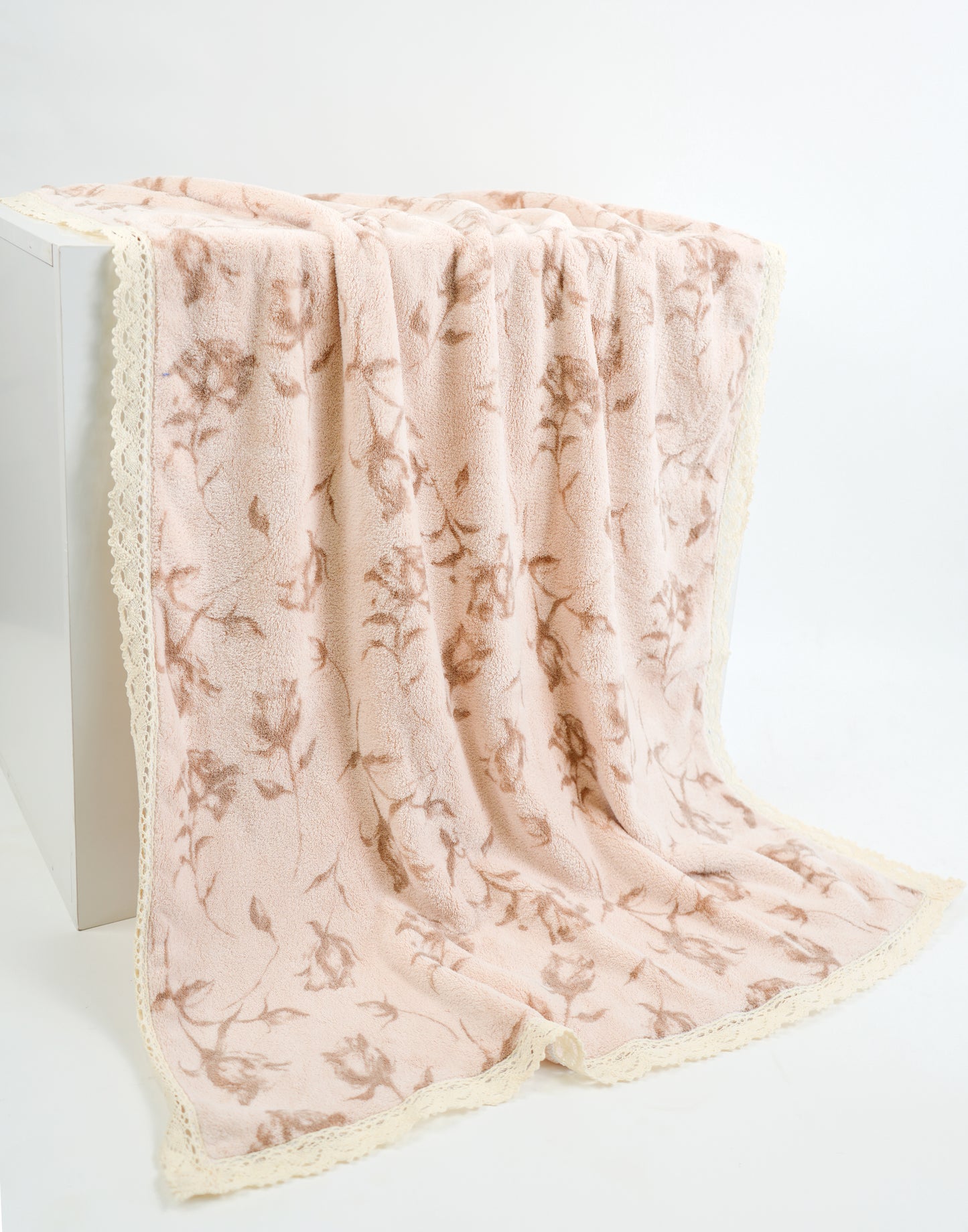 Printed bathtowel - with lace