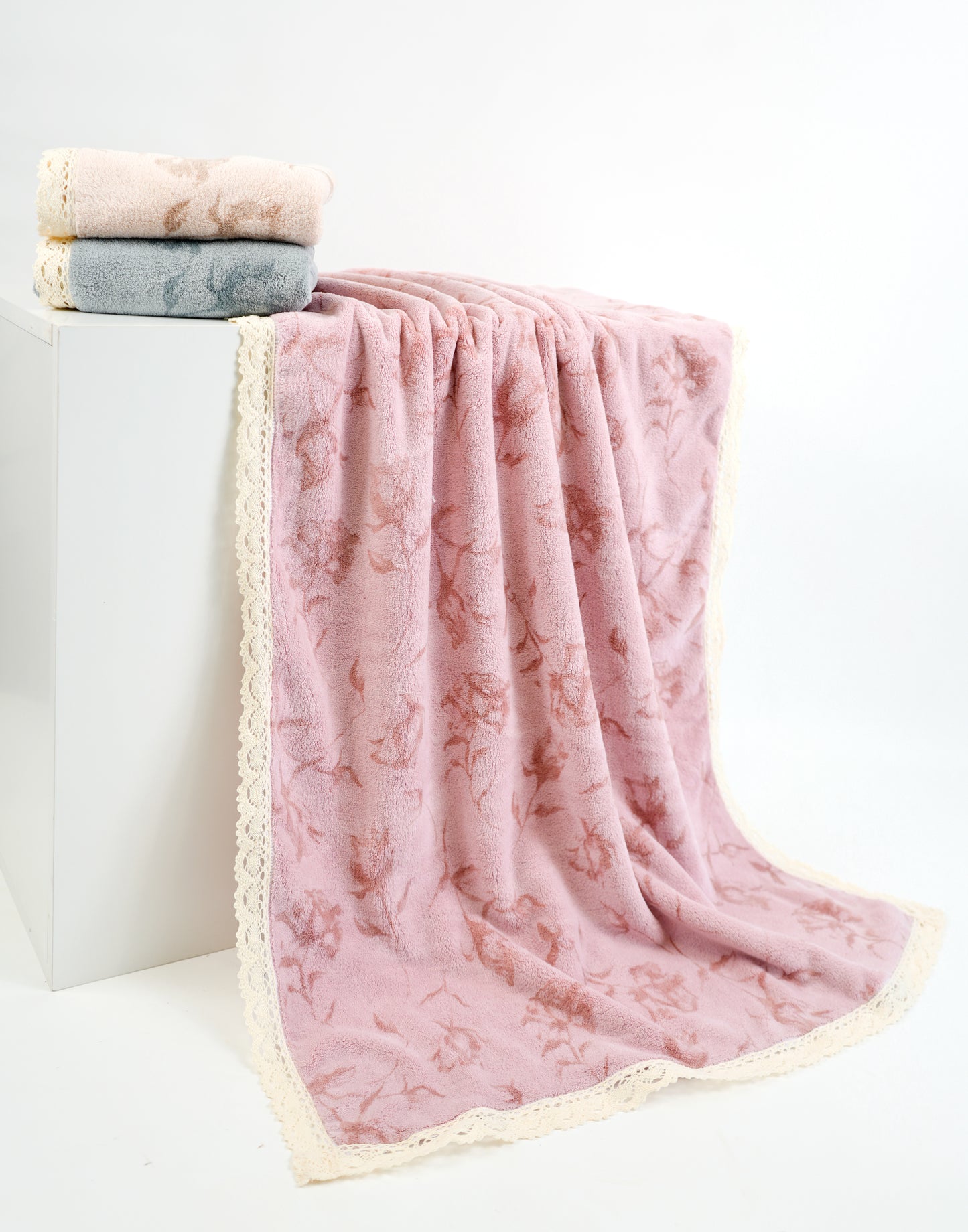 Printed bathtowel - with lace