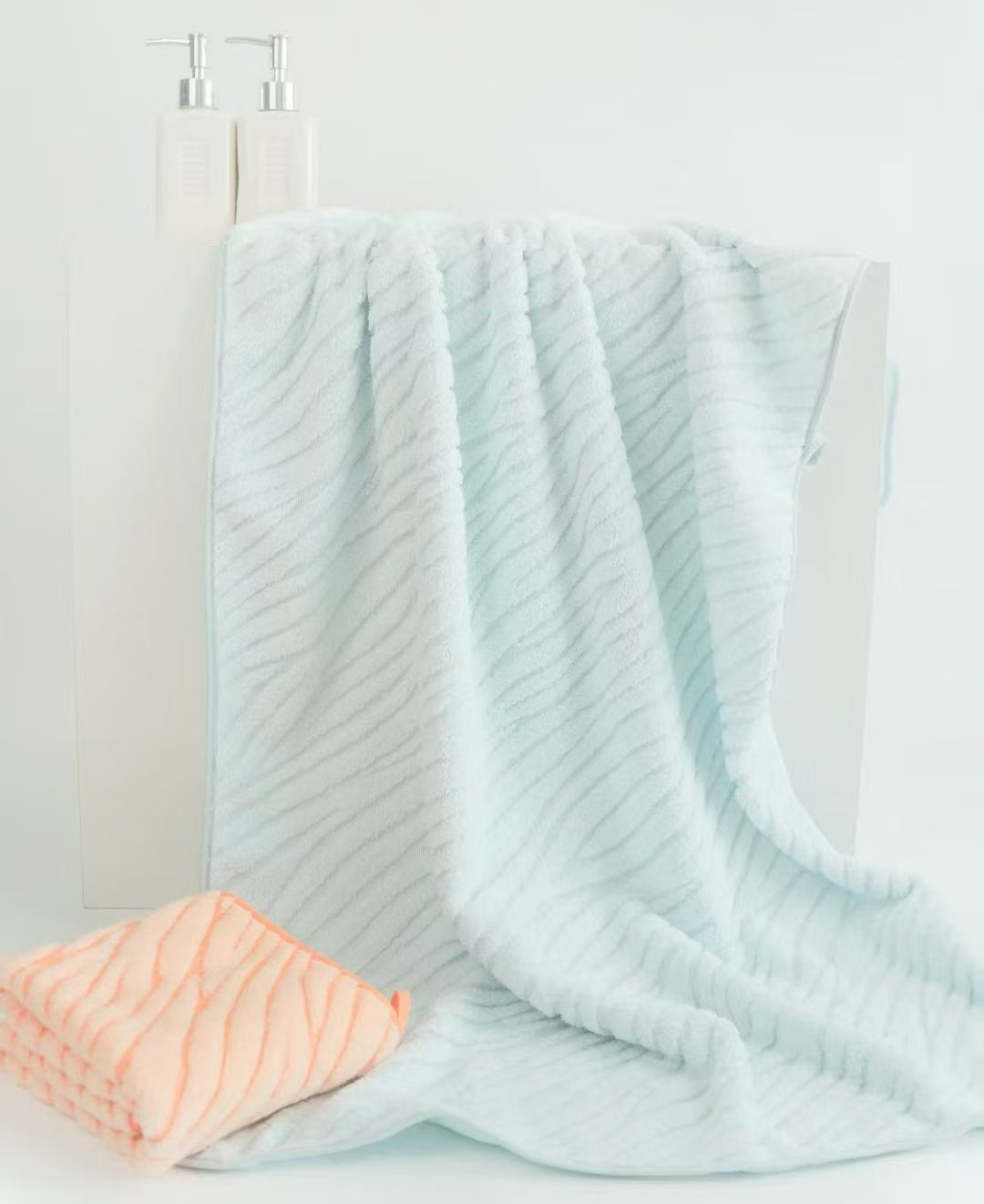 Stripes Gully bathtowel